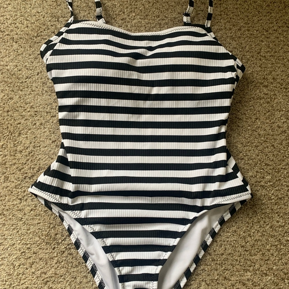 Kona sol NWOT bathing suit. Medium